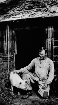 SIGURD SANDAKER OG EN GRIS FORAN DET GAMLE FJØSET, HELSTADSVEEN