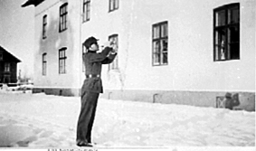 MANN MED KORNETT, SIGNALHORN, ARBEIDSTJENESTEN, AT-TJENESTEN, UNDER KRIGEN, VINTER, ÅDALSBRUK. Murgården.  Løten.