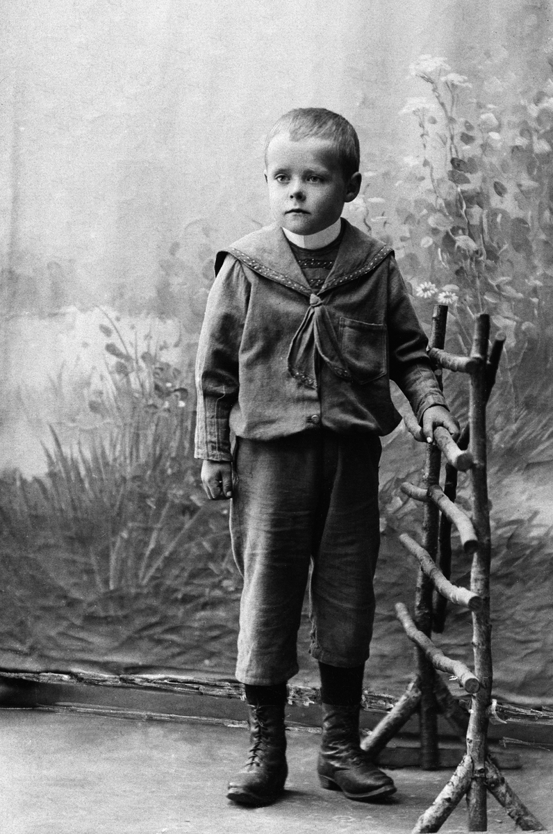 Mikael Westvang født 1900, Vestvang G. nr. 57 bnr. 1 Vang. Barneportrett i studio.