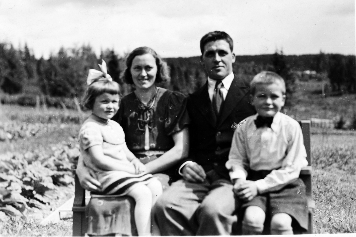 Midtre Kartomten 1944. Laurits og Margit Kartomten med barna Marit og Jens. 
