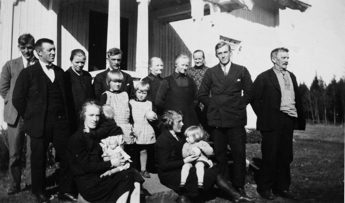 Fra Lilleberg 1929. Martin Sandvold eide Lilleberg fra 1918 til 1941. F. v: Kristen Sandvold, Anders Sandvold, Emma Sandvold, Einar Sandvold, Johanne Sagbroen, Anne Sagbroen, Inger Sandvold, Øyvind Sjelbæk og Martin Sandvold. Foran: Karen Sandvold (gift med Anders) Else Nybakken (skjult), Ingrid Sandvold (g. Johansen), Bergljot Sandvold (g. Hansen), Kirsten Sandvold (g. Larsen) og Inger Johansen. 

