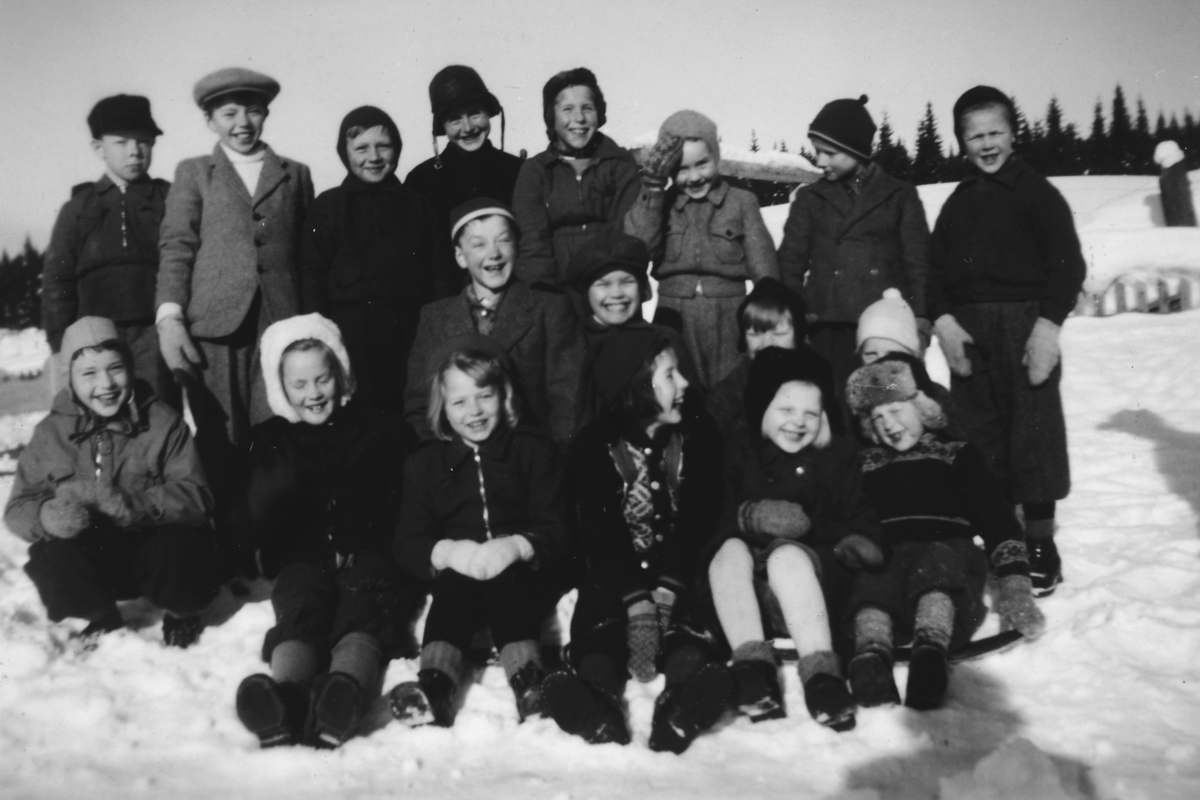 Fra et skiarrangement på Østås skole i 1949. (Skola ble nedlagt i 1950, og elevene overflyttet til Lunden skole). Bak f. v: Arvid Åsrønningen, Per Martinsen, Helge Lidahl, sønnen til Karl  Åsvidstad, Finn Åge Løvlien, ukjent, ukjent, Karsten Skogen. 
Midtre rekke: Odd Kylgård, Jens Ålerud, Bjørn Lindby-Aas, Henry (ukjent etternavn). Fremste rekke: Øystein Sande (sittende), Jorun Lindby-Aas, Marit Sandberg, Kari 
Hagen, Anne Snekkersveen, Bjørn Nymoen. 