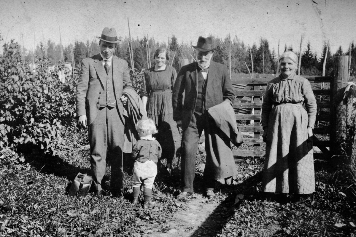 Søndre Tomter ca 1920. F. v. Sigurd Tomter, sønnen Kåre Monrad, Inga Tomter (født Søberg), Martinus Tomter og Karen Tomter (født Imerslund). Sigurd, Inga og Kåre M. Bodde på Dokka, der Sigurd var bankfunksjonær. Martinus og Karen var føderådsfolk på Søndre (Nedre) Tomter. 