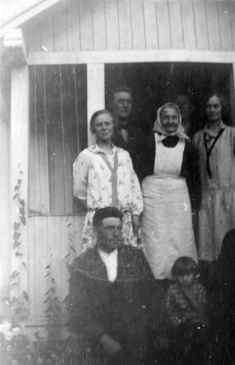 Vesteng på 1930-tallet. Fra venstre Lisabet Larsdatter og Lina Jørgensen, de øvrige ukjente. 