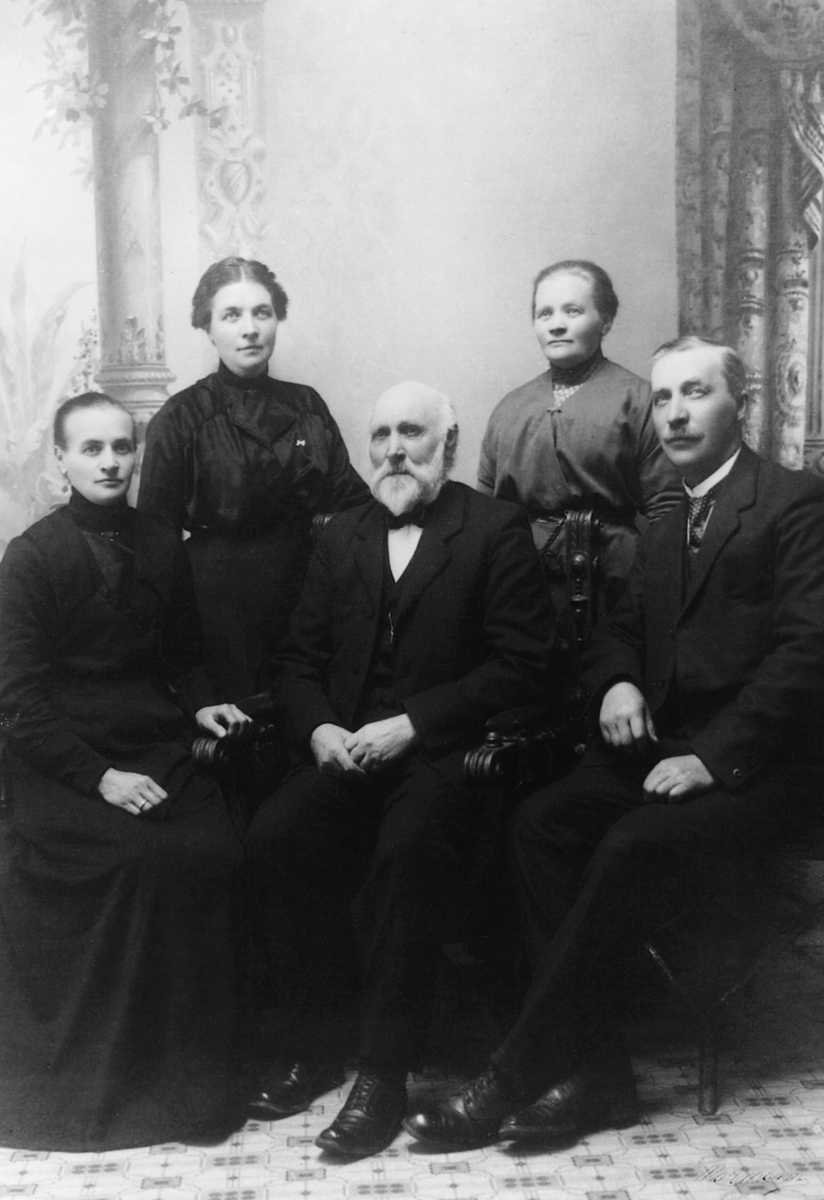 Christian Larsen f. 1839- d. 1921, sersjant i HMK garde, gift med Marie Johnsen f. 1840- d. 1907. De hadde 5 barn. 
Foran fra venstre : Karen f. 1876- d. 1962, Christian, Lauritz f. 1865-d. 1941. Bak f. v. Emma f. 1881-d. 1988(?), Oline f. 1878-d. 1939. 