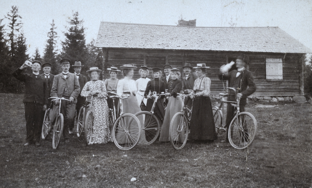 Ødegården under Opsahl, Østås, Vang H. 
Gruppe sangkor(?) på utflukt, sykkeltur,  1910. 