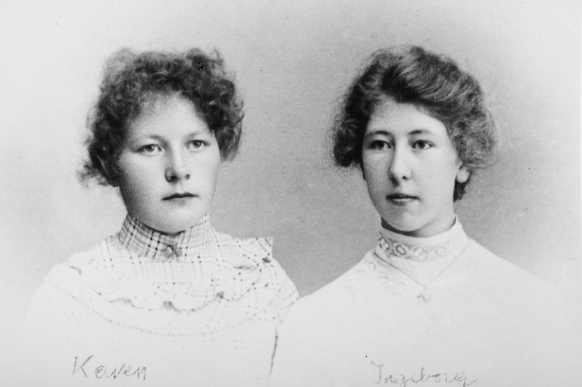T. v Karen Svenkerud, Ingeborg Svenkerud,  fra Svenkerud Østre i Vang H. 
Kvinnedrakter. 