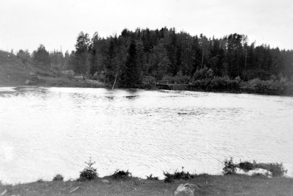 Fra storflommen i Finsalbekken i 1938. Bildet er tatt på beitet på vestre Blystad 73/1, Vang H. Flom. Oversvømmelse. 