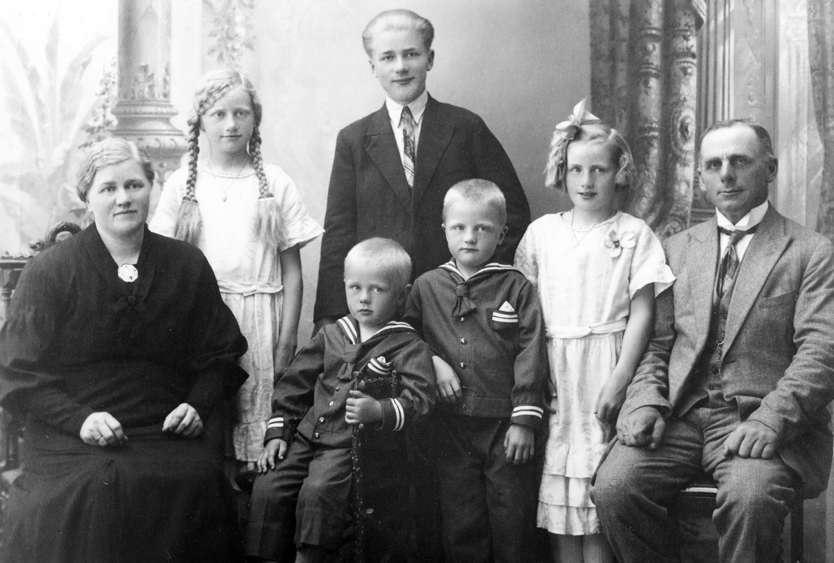 Familien til Inger og Erik Narmo på Blystad. Fra venstre: Inger, Oddveig, Ivar, Sigvald, Ester og Erik. Bak står Børre. Familiegruppe 7. 