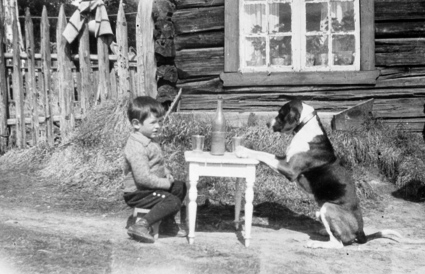 PORTR: GUTT, LEIF L. SKJÆRSTAD, HUNDEN BOB, BORD M/FLASKE GLASS, GAMMEL-SKJÆRSTAD, KLEVFOS, ÅDALSBRUK Løten.