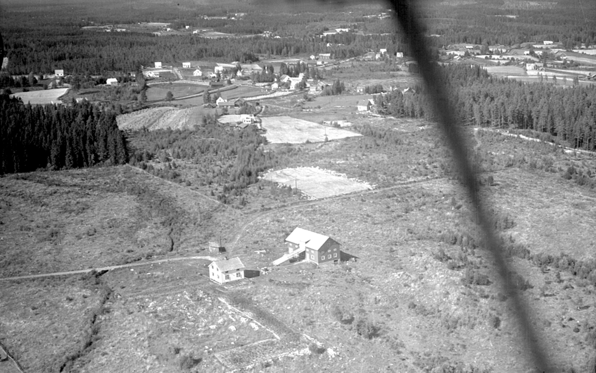 FLYFOTO LØTEN; Bak ser vi Indby, Myren og bebyggelsen rundt Heimdalkrysset. Alfheim (Heimdalsvegen 205, Murstadenga, Nordbygda)