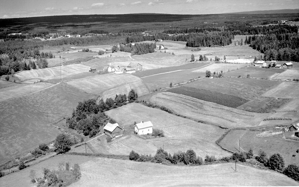 FLYFOTO GARD I LØTEN; Alfei vestre, i bakgrunnen Alfei nordre (til venstre) og Alfei østre