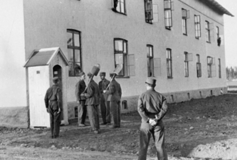 VAKTSKIFTE, AT-LEIR, ARBEIDSTJENESTE, SKILTERHUS, UNIFORMER, SPADER, ÅDALSBRUK. Murgården, kaserne. Bygningen brant i 1950.  Løten.