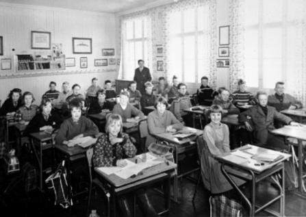 ØSTVANG SKOLE, SKOLEKLASSE MED LÆRER FOSSUM, INTERIØR KLASSEROM, SKOLEPULTER