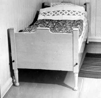 ENGLAUG ØSTRE. SENGEN SOM EDVARD MUNCH BLE FØDT I. 