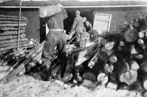 AT-TJENESTEN PÅ ÅDALBRUK. HEDMARK SVEIT, 2. SKIFT 26. 8. -26. 11-1942. GRUPPE SAGER VED. 