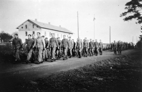 AT-TJENESTEN PÅ ÅDALBRUK. HEDMARK SVEIT, 2. SKIFT 26. 8. -26. 11-1942. STOR GRUPPE PÅ UTMARSJ I LEIREN. MURGÅRDEN. 