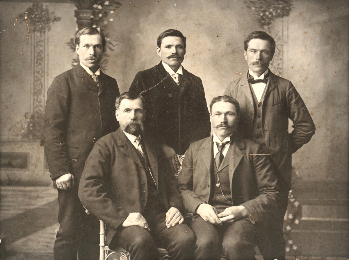 Nystuen gutta som flyttet til Amerika. Nederst til høyre August Nygård ( Nystuen ). Løten. Guttene er (ikke i rekkefølge) Jørgen A. Nygard (1859-1941), August A. Nygard (1862-1937), Lauritz A. Nygard (1866-1845), Andreas (Andrew) A. Nygard (1868-1849) og Jens A Nygaard (1871-1948). Alle farmere i North Dakota.