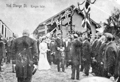Postkort, Stange stasjon, kroningsreisen 1906, toget med kongefamilien stopper på Stange, folk venter på perrongen, dronning Maud og kong Haakon hilser på ordfører Blehr, 