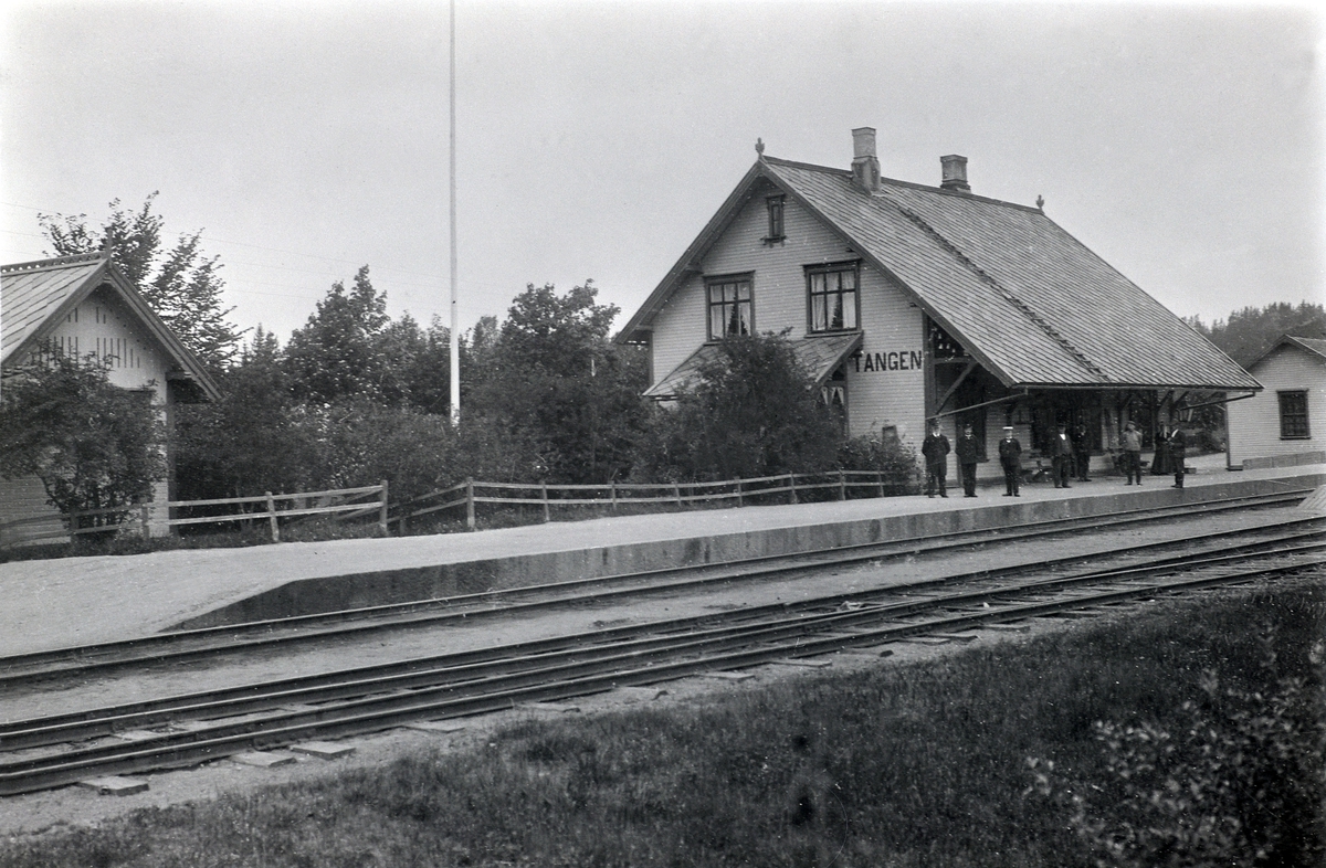 Postkort, Stange, Tangen stasjon, stasjonsbetjening i uniform på perrongen,
