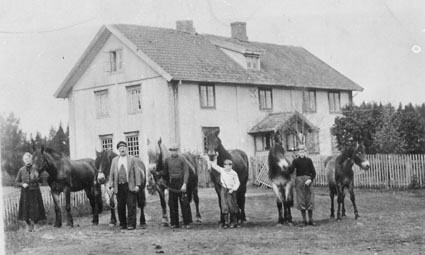 EKSTERIØR: GARDSBRUK, HOVEDBYGNINGEN, EVENRUD VESTRE, GRUPPE: 5 MED 6 HESTER FRA VENSTRE:OLGA EVENRUD, EVENRUDBAKKEN, JENS EVENRUD MED FLER, 