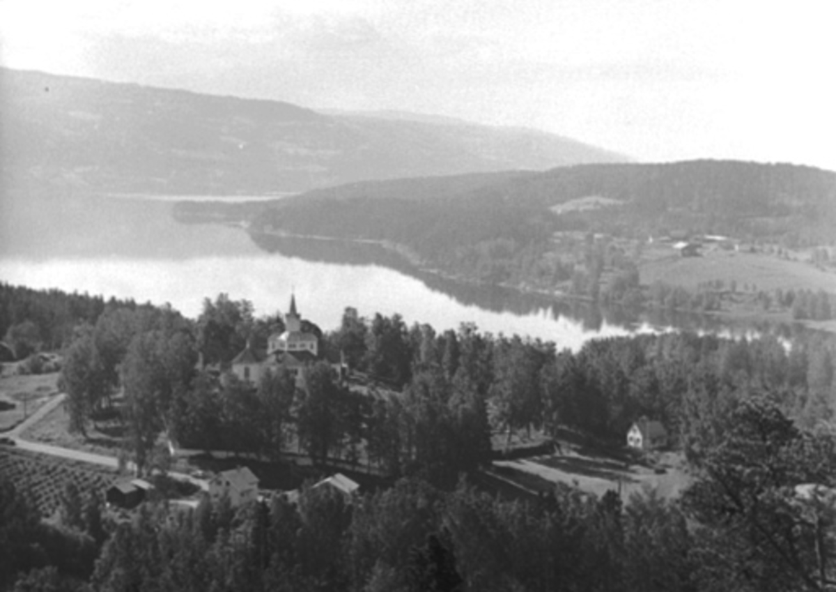 TANGEN, KORSØDEGÅRDSVIKA FRA BYGDEBORGEN, TANGEN KIRKE, LANDSKAP, MJØSA