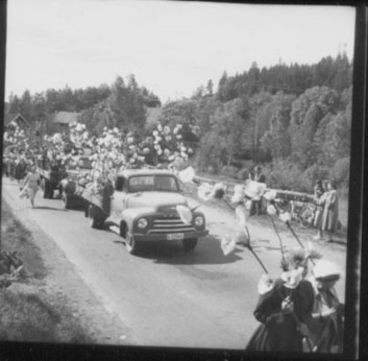 Postkort, Stange, Tangen, opptog med "Suttunger", blomstertog, pyntet lastebil en Opel Blitz med registreringsnummer D-22043, Wergelandsdag i regi av forfatter Ingeborg Refling Hagen,