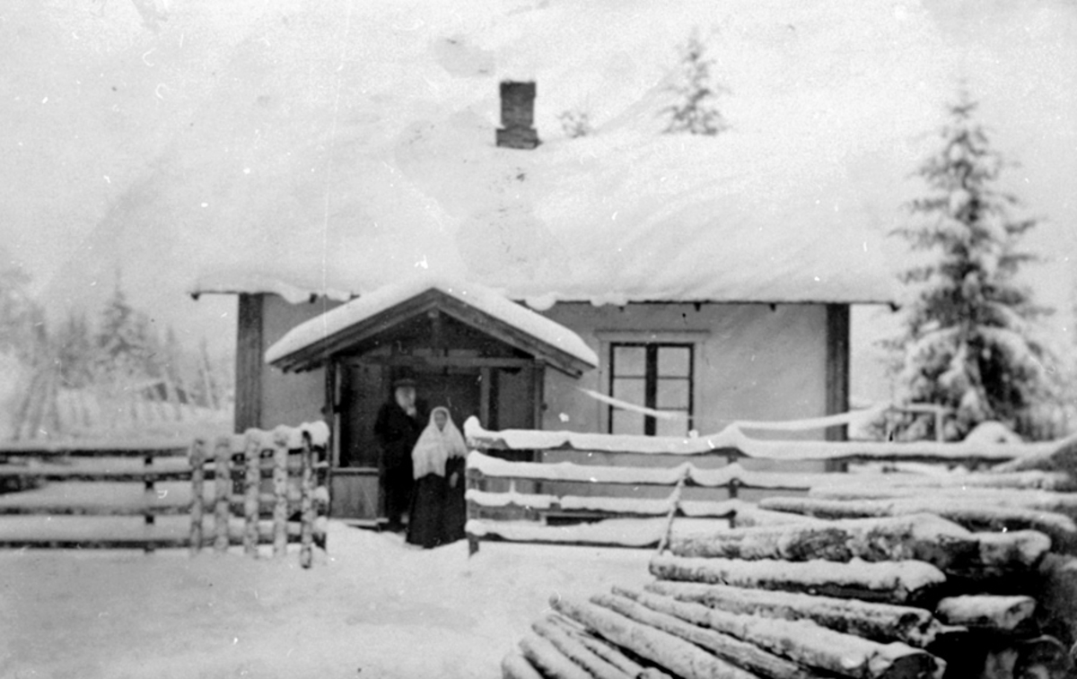 EKSTERIØR: BOLIG, SKOGLY I BRYHNIHAGEN, I DØRA: SKALMERUD OG HUSHOLDERSKEN: ELINE, VINTER, ROMEDAL, 