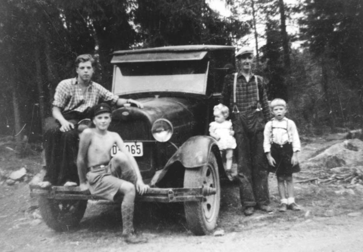 GRUPPE: 5 PÅ TUR MED A FORD 29 MODELL, FRA VENSTRE: ERLING DYRESEN, TORBJØRN DYRESEN, MARIT ÅSEN, EINAR DYRESEN, ODDMUND DYRESEN, VED JUTSETRA
