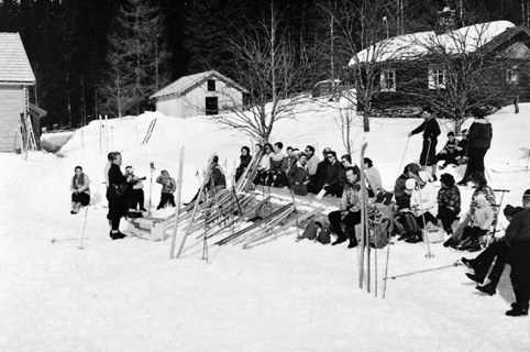 PINSEMENIGHETEN BETHEL PÅ SKITUR TIL KNAVLBERGET. CA 1960. 