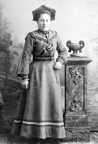 PETRA HANSDATTER ( BRÆNNA ) HAUKAASEN. SKIDRAKT, SKIANTREKK. . ca 1900