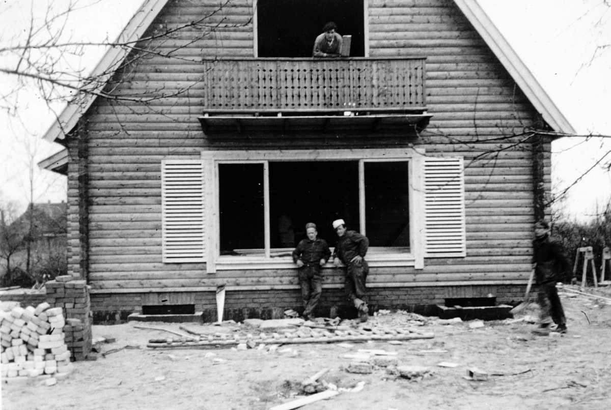 Montering av hus i Tyskland for Hansen & Whist, foran f. v. Adolf Huse og John Paulsen Rekstad, de øvrige ukjente, 1958-1959. 