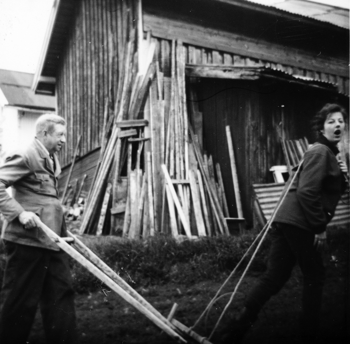 Ingrid K. Johansen drar ard, potetsetting, på Elverhøy 233-6. 28. 05. 1962. Mann ukjent. 