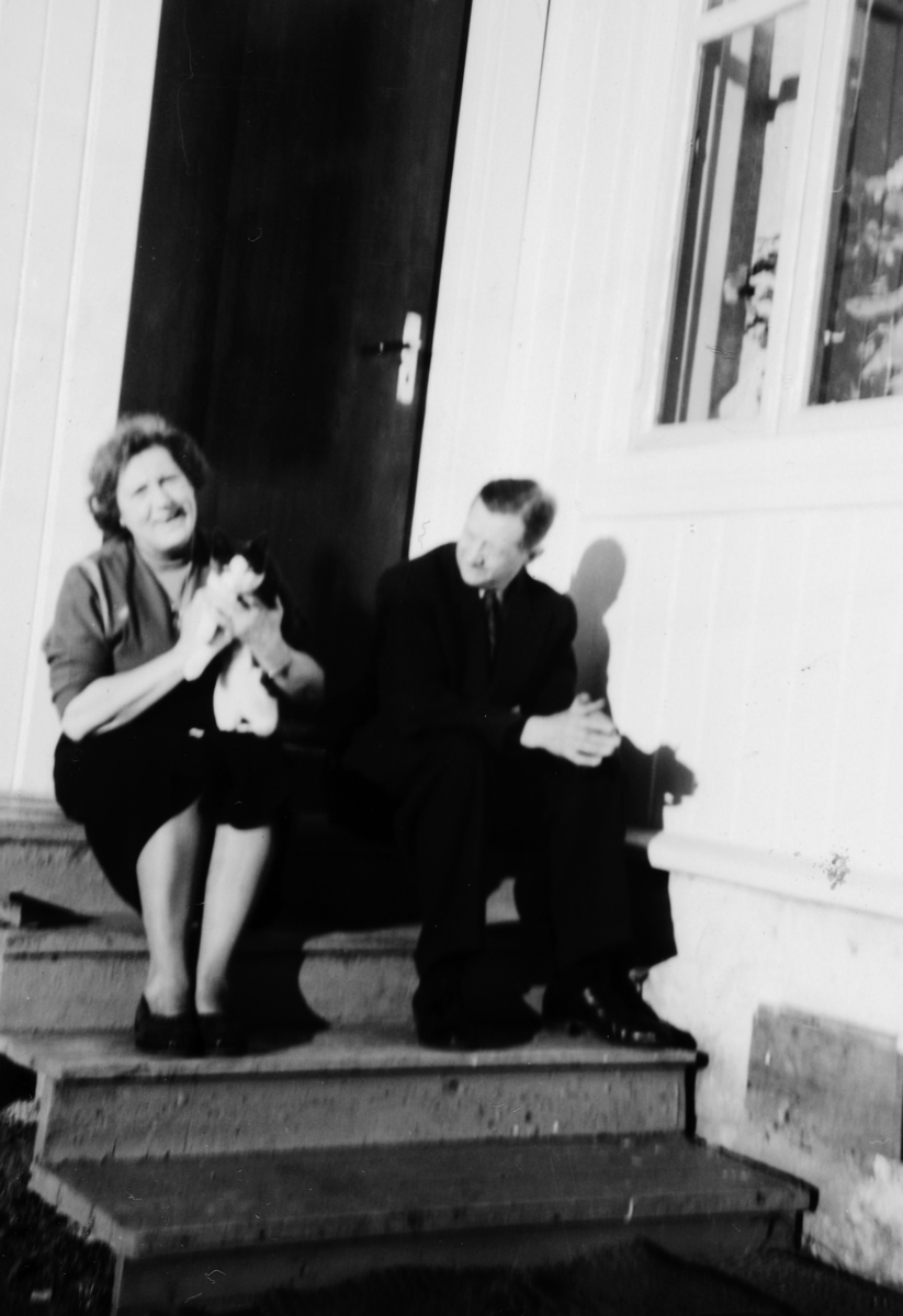 Anna Johnsen f. Eriksen 1900 og broren Erling Eriksen f. 1898 på Elvhøi, 233-6. 19. 09. 1954. 