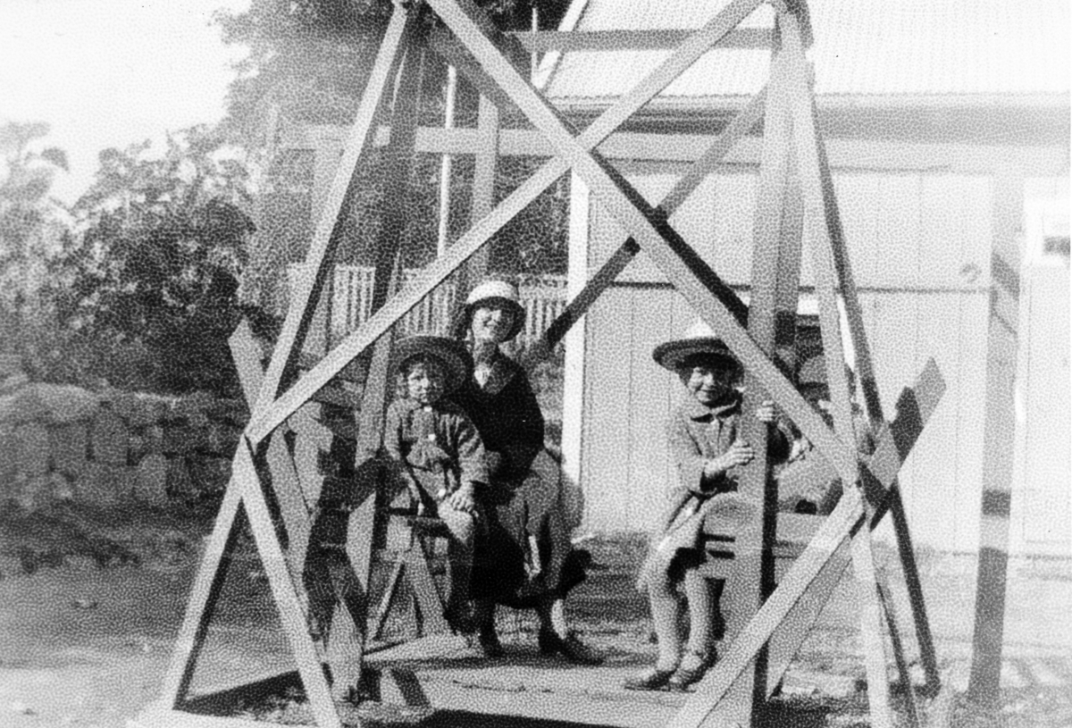 Huske, i bakgården til Nordsve-butikken, ukjent, ukjent, Alfhild Nordsveen, ukjent, ukjent, ca. 1930-1940. 