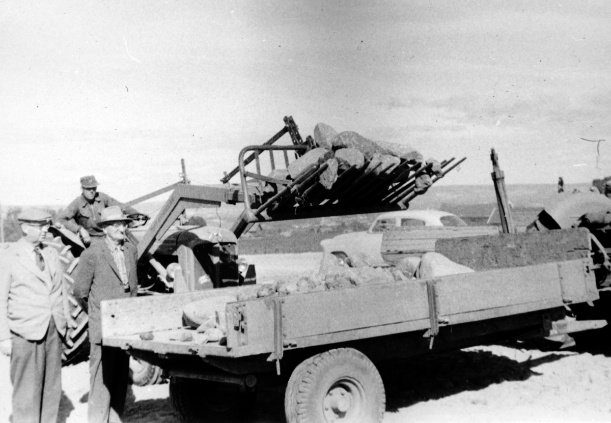 Lilleberg 221-1. Fordson Major diesel, modell 1957 industritraktor lesser opp stein på tilhenger, nybrottsarbeid. Traktorfører Erling Hegge f. 1926 var gardskar på Finstad nordre fra 1952-1990. Bildet er tatt i 1959. 