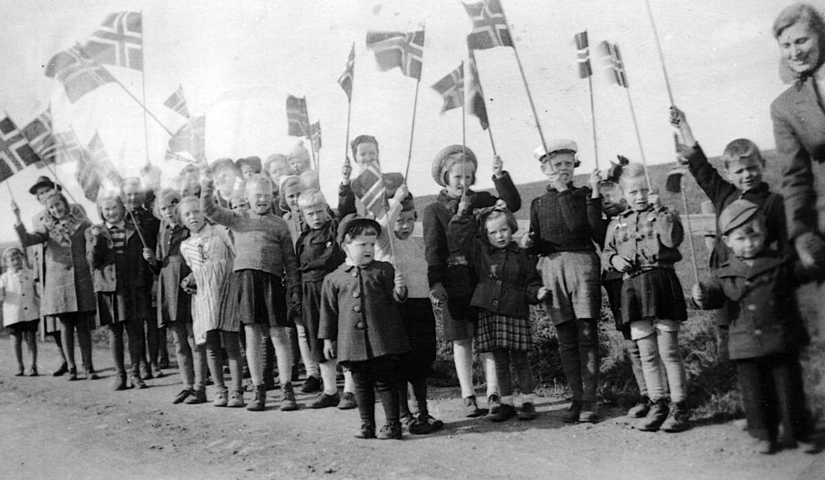 17. mai 1945 ved Korsgård i Romedal. Barn med norske flagg. Per Bryhni nr. 2 fra høyre. Frigjøringen. 