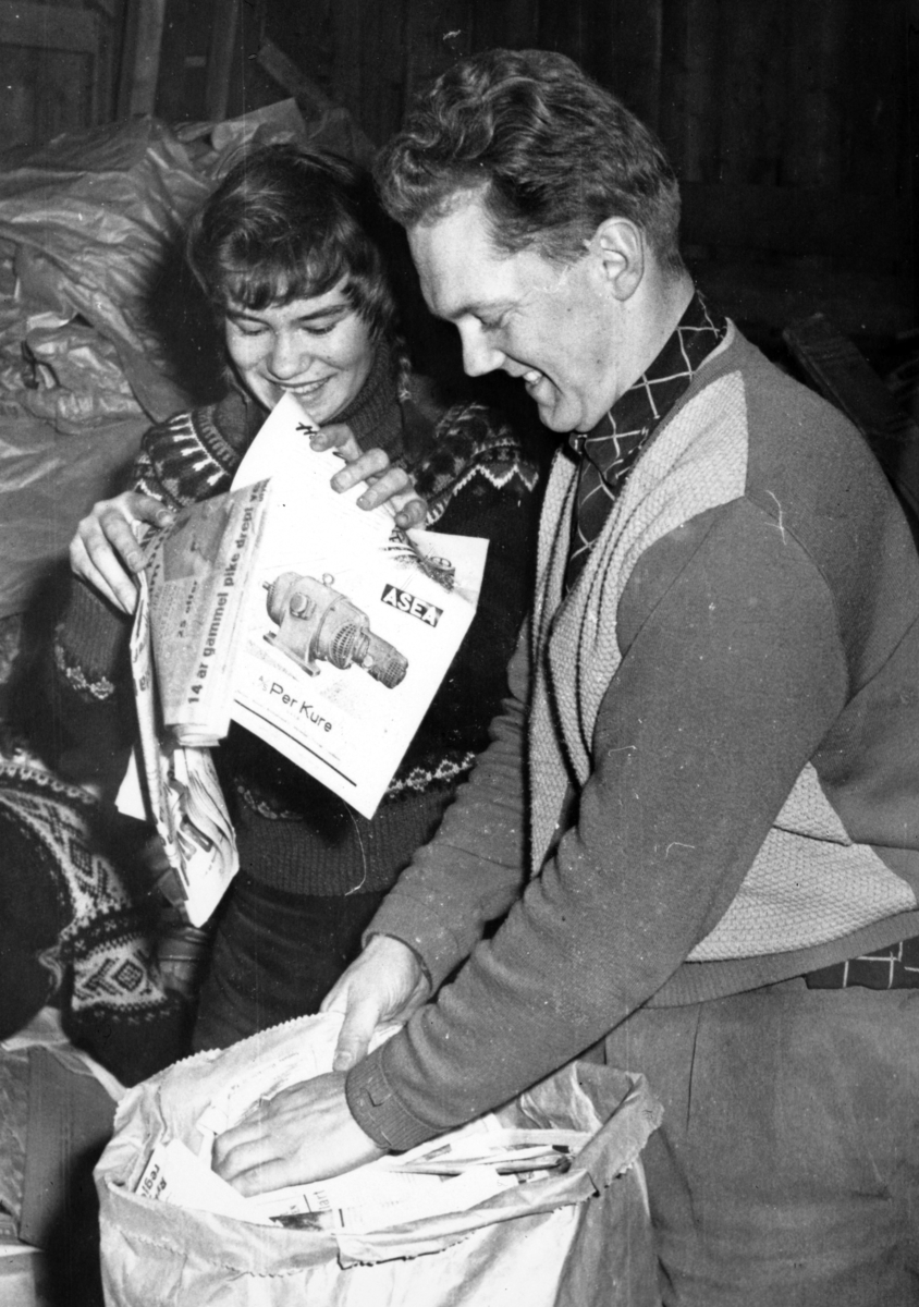 Romedal Bygdeungdomslag. Papirinnsamling til flyktingene. Papiret ble lagret på låven til Johannes Narum. T. v Marit Tofastrud og Bjørn Mæhlum. 1959. 