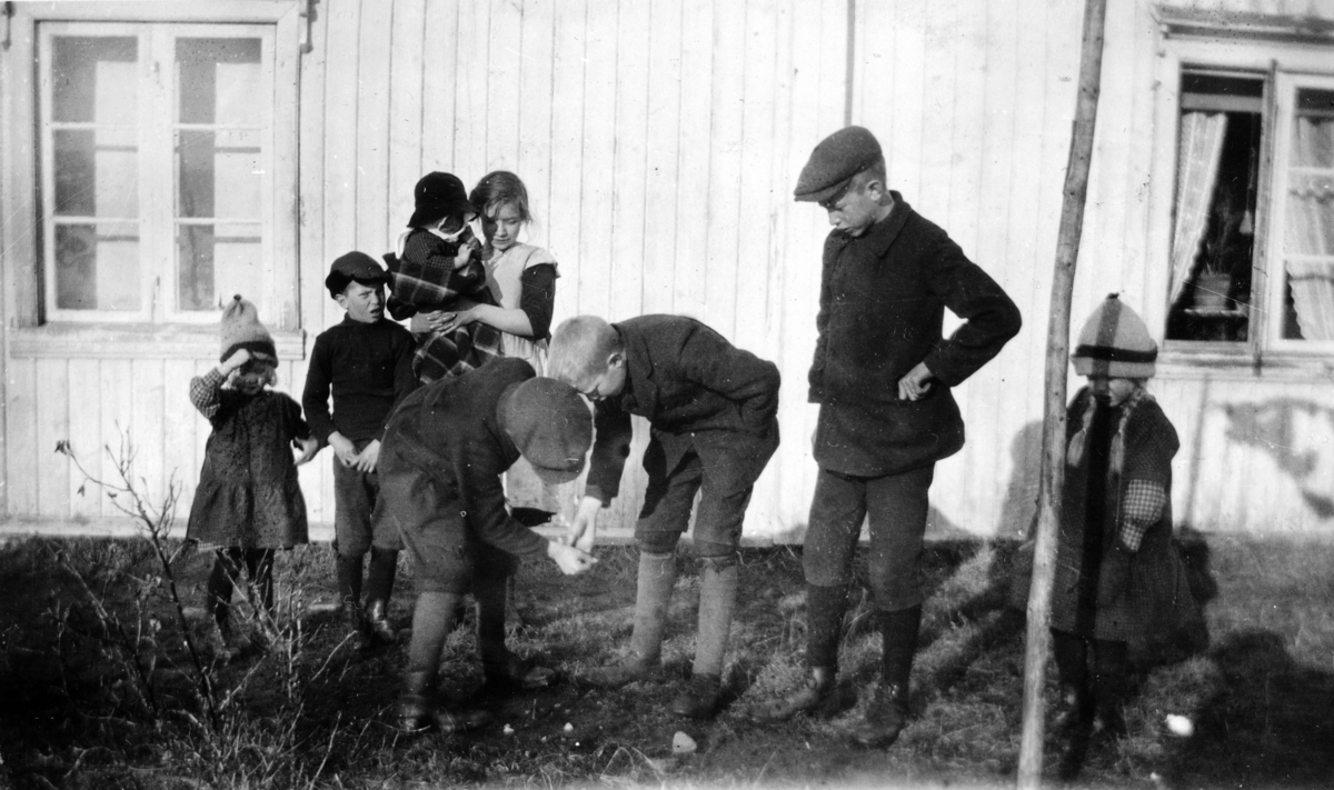 Bryhni nordre, barn kaster på stikka, barnelek, aktivitet, ca. 1920. 