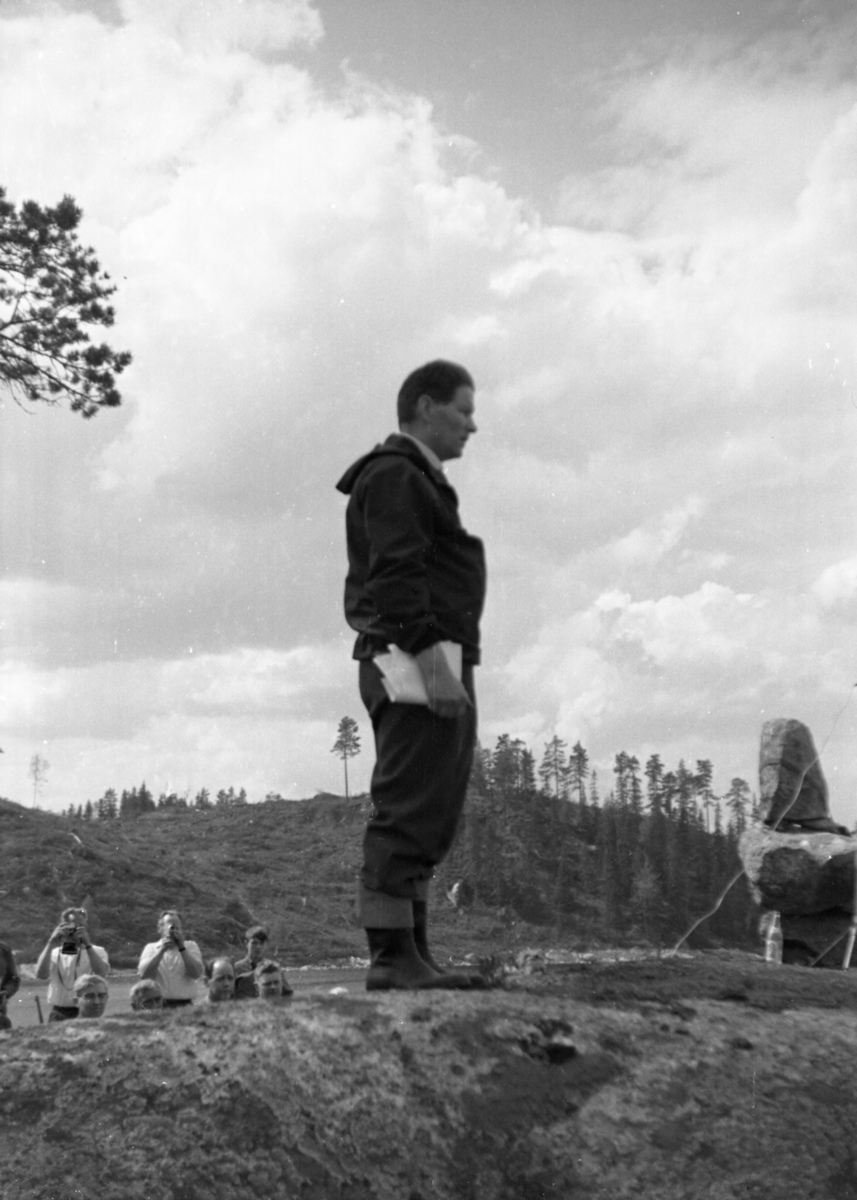 Krigsminnesmerke. Minnesmerkeavdukning ved Målervatnet i Romedal Almenning, 1967. Til minne om våpenslipp 03. 03. 1945 som ble brukt under frigjøringskampen. 