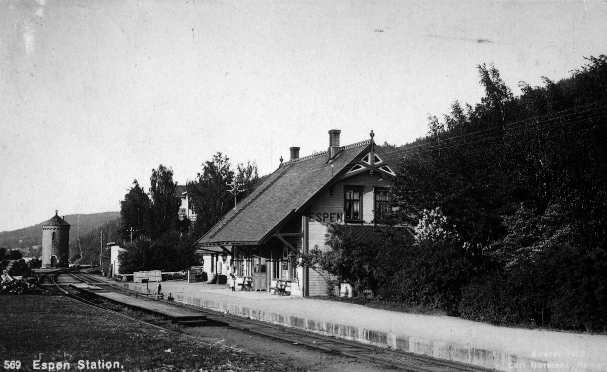 Postkort, Stange, Espa stasjon. Stasjonsbygningen og vanntårn. Vannet til tårnet ble tatt fra ei lita vik i Mjøsa som ble kalt "Pumpevika",