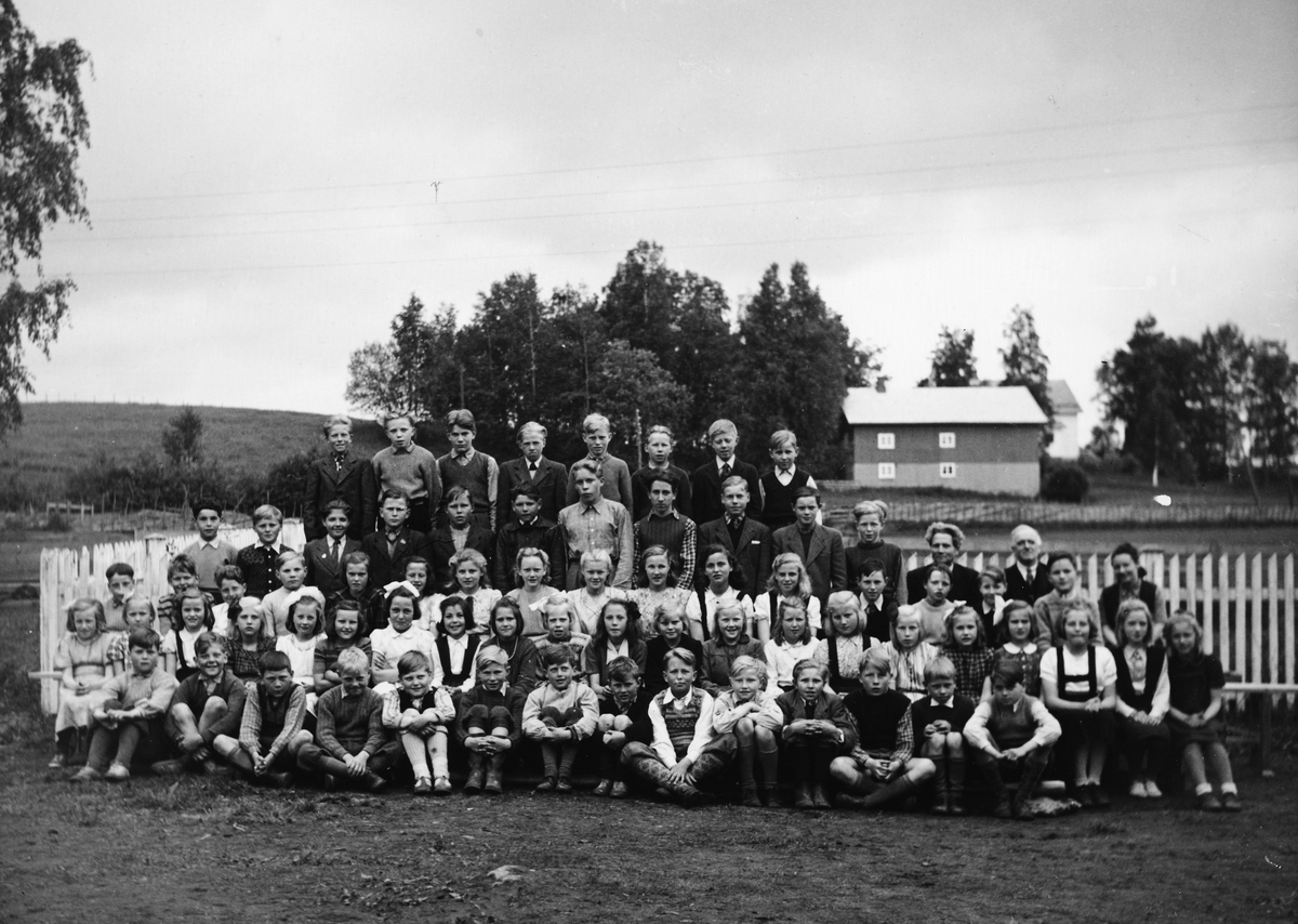 Solvin skole i Romedal, ca. 1950. Gruppe elever, lærere. 1 rekke foran f. v. Per Bryhni, Simen Snekkersveen, Kjell Erik Thingstad, Kjell Engebretsen, Einar Antonsen, Bjørn Hansen, Gunnar Dagfinrud, Annar Skjeggstad, Sigmund Vasaasen, Knut Johansen, Leif Johansen, Kjell Hyllen, Torbjørn Korsbakken, Johannes Alm. 2. rekke f. v. Liv Olausen, Solveig Eriksen, Margit Antonsen, Berit Lien, Aud Ottinsen, Elbjørg Hovin, Aase Monsen, Ragnhild Hauglie, Gunnhild Storre, Sonja Paulsen, Else Mathiassen, Ruth Kristiansen, Gunvor Søgaard, Bjørg Westgaard, Edith, Stenhaug, Randi Stenhaug, Ruth Eriksen, Eva Bryhni, Kjellfrid Svarstad, Aase Bryhni, Berit Engelberg. 3. rekke Egil Hagen, John Nordsveen, Kjell Spidsberg, Arnt Kristiansen, Else Søgaard, Åse Johansen, Marit Refsdal, Aud Nyborg, Edith Engelberg, Marit Eriksen, Jorunn Monsen, Edel S. Gundersen, Bjørn Johan Slagsvold, Sven Bakstad, Magne Habberstad, Svein Ulvestad, Lærer Liv Mangerud. 
4. rekke f. v. Steinar Sæther, Reidar Eriksen, Harald Jørgensen, Ole Kristian Thingstad, Oddvar Magnussen, Leif Strøm, Arnold Bratlie, Bjørn Vestlie, Ingvald Larsen, Håvard Formoe, Arve Kristiansen, lærer Selvik, lærer Hegge. 5. rekke f. v. Oddmund Nyborg, Lars Bakstad, Odd Kjell Skjegstad, Hans C. Nordby, Leif Engebretsen, Håvard Korsbakken, Syver Bakstad, Kai Karlsen