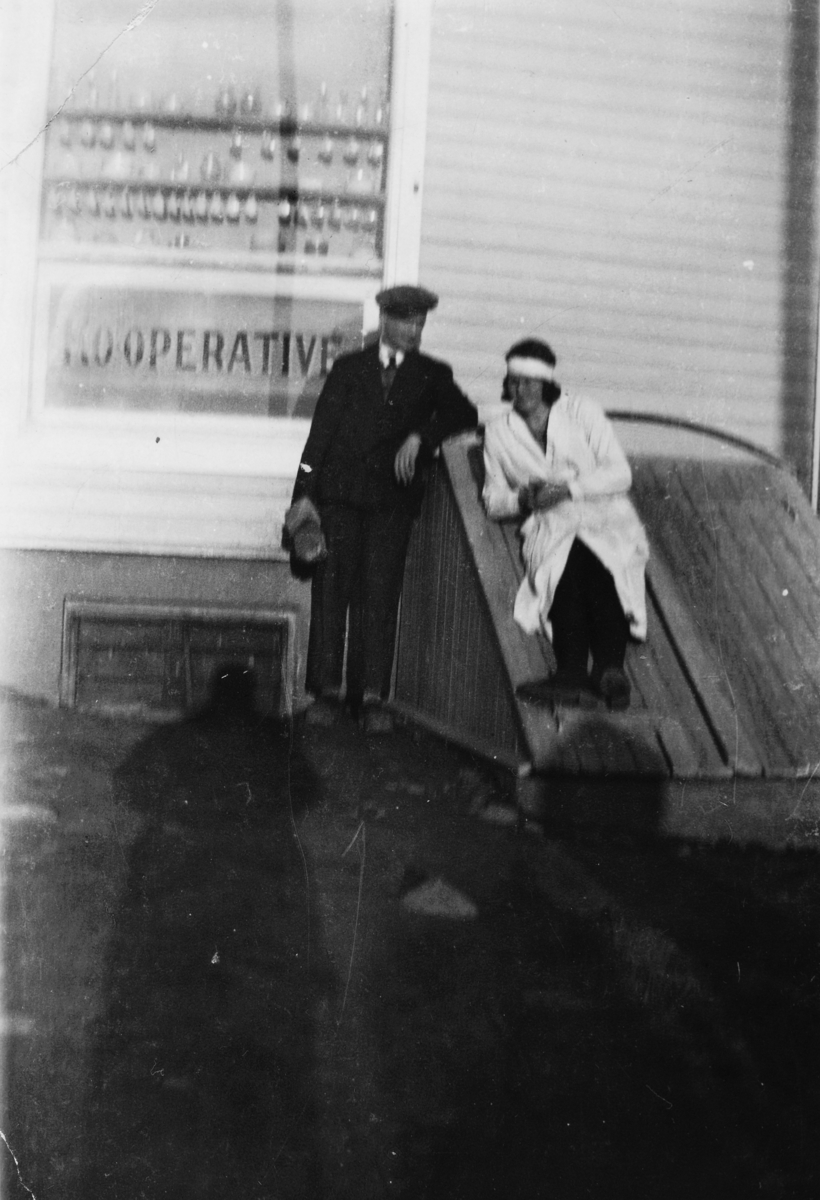 Butikken til Bekkelaget kooperative selskap. T. v ekspeditør Martin Martinsen (Tømte) f. 29. 11. 1911,  ukjent kvinne. 1930-tallet. 