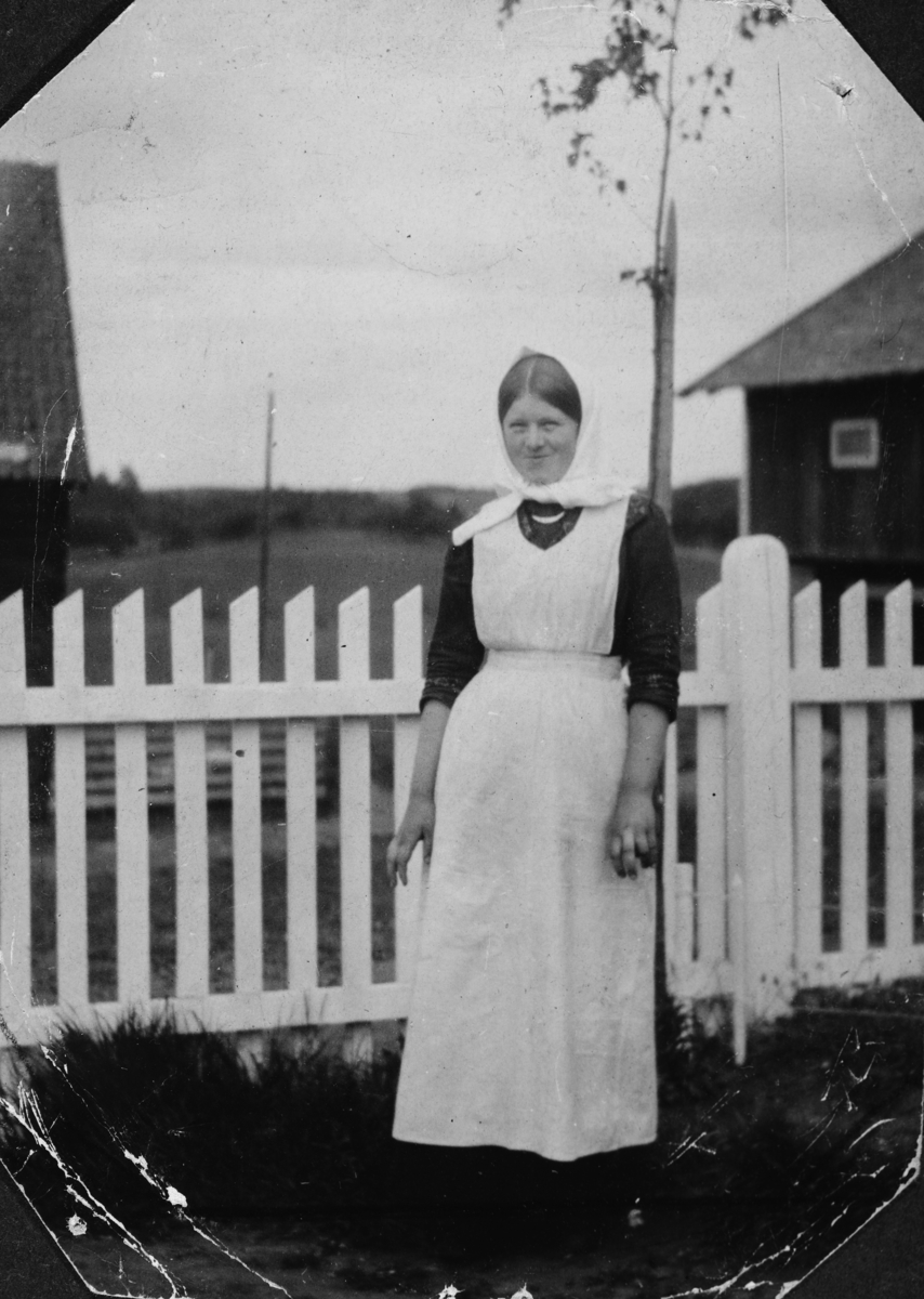 Thora Antonsen f. Opsahl. Jobbet som stuepike. Arbeidsantrekk. 1916. 