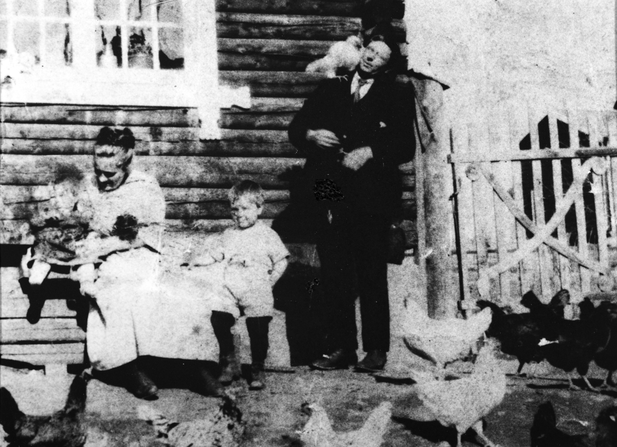 Åsen Vestre. F. v. Reidun f. 1922, Olga Åsen, Per Åsen f. 1920 og lars Åsen. 1923. 