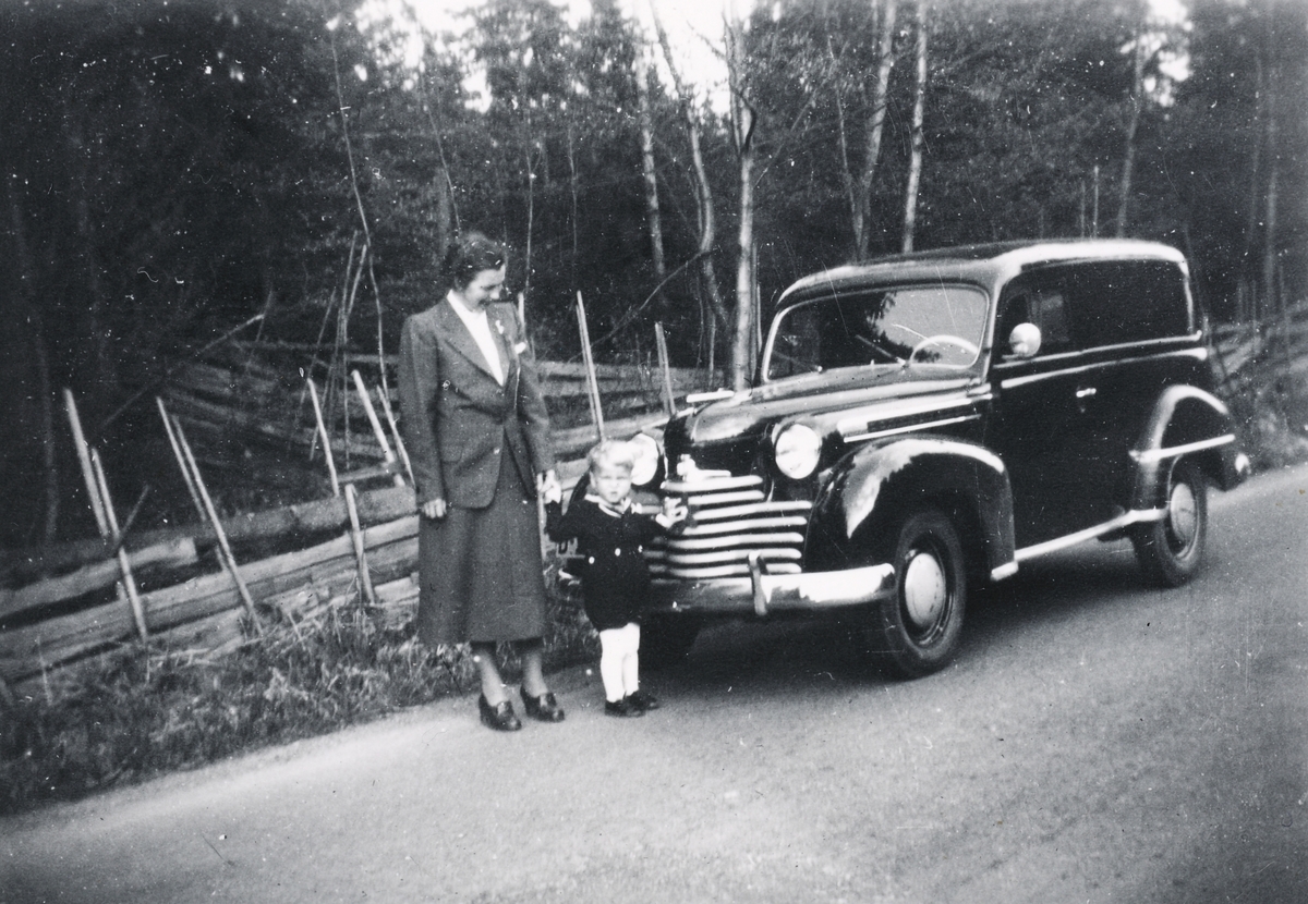 Svanhild Johnstad f. Ingstad og sønnen Tom f. 1951. Bil, Opel Olympia varebil 1950-52. 