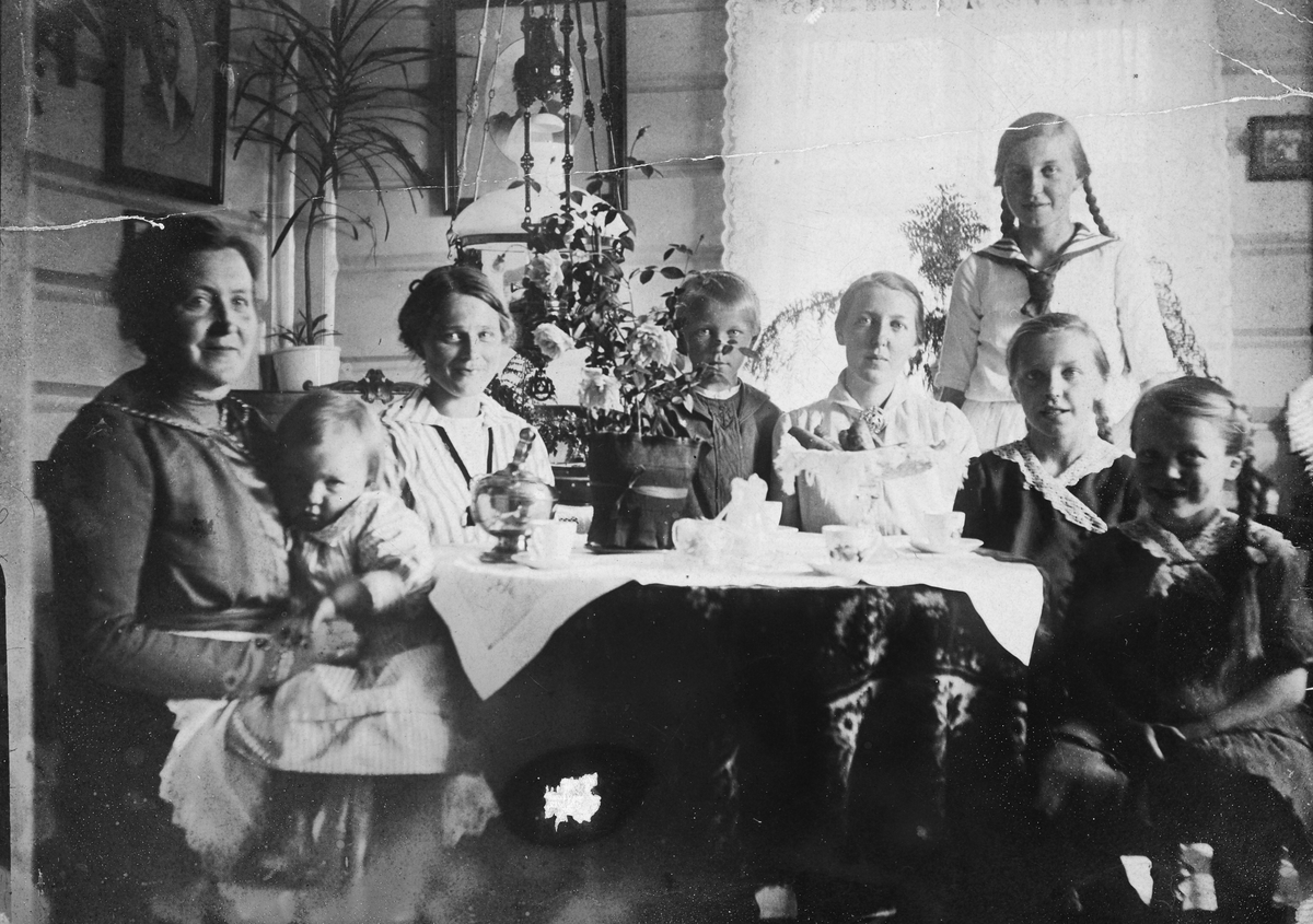 På Gubberud jernbanestasjon, interiør, bolig. Stasjonsbetjent og enke Gyda Ingstad med sine barn: fra v. på fanget Svanhild (1916-2001), Margit (1902-1975), Birger (1909-1976), Ella Jenny (1904-1979), Gyda Johanne (1907-1985), Arnfrid (1912-1997). 