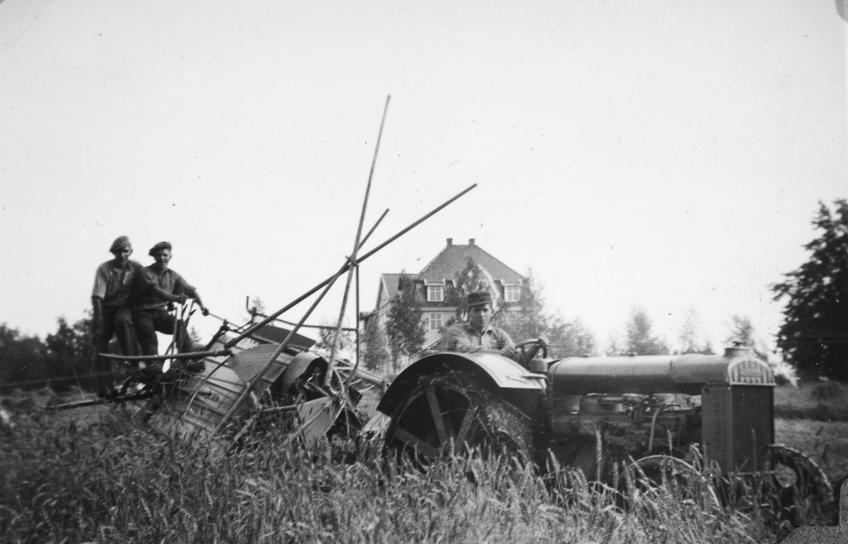 Jønsberg, Stange. Skuronn. Traktor. Jordbruk. Ukjente menn. 