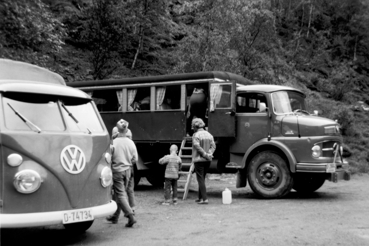 Mercedes lastebil D-20664 med hus på lastetplanet. Eier av lastebilen var Harry Klafstadbakken. 
