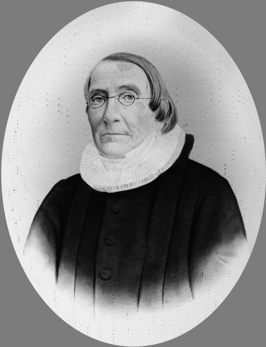 Prost Hans Heyerdahl, født 27 september 1789. På gården Søndre Rakkestad i Høland. Studerte ved universitetet i Kjøbenhavn i fra 1807 og til 1811. Han var prest forskjellige steder rundt på Østlandet frem til han i 1840 ble sogneprest i Stange. I 1859 i en alder av 70 år søkte han om å få gå av med pensjon. Noe han ble innvilget den 26. november samme år. Han fikk da 600 spesiedaler i pensjon. Året etter flyttet han til Fredhjem, hvor han bodde frem til sin død, 22 februar 1866. 